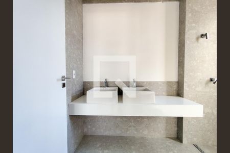 Apartamento à venda com 253m², 4 quartos e 4 vagasBanheiro 