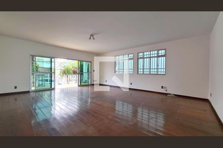 Casa à venda com 5 quartos, 630m² em Ouro Preto, Belo Horizonte