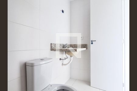 Banheiro suite de apartamento à venda com 1 quarto, 51m² em Passo D’areia, Porto Alegre