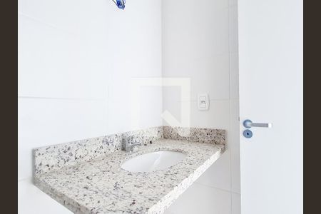 Banheiro suite de apartamento à venda com 1 quarto, 51m² em Passo D’areia, Porto Alegre