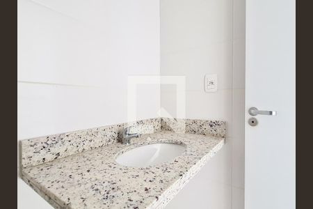Banheiro suite de apartamento à venda com 1 quarto, 51m² em Passo D’areia, Porto Alegre
