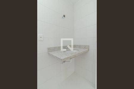 Banheiro de apartamento à venda com 1 quarto, 48m² em Passo D’areia, Porto Alegre