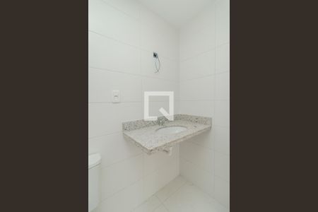 Banheiro de apartamento à venda com 1 quarto, 48m² em Passo D’areia, Porto Alegre