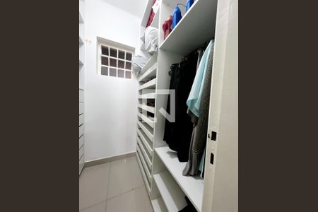 Casa à venda com 193m², 4 quartos e 4 vagasQuarto 