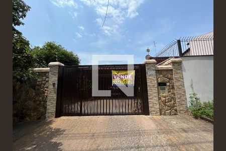 Casa à venda com 193m², 4 quartos e 4 vagasFachada