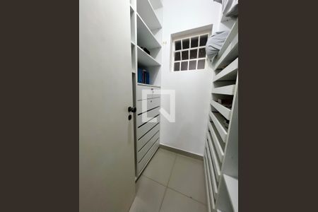 Casa à venda com 193m², 4 quartos e 4 vagasQuarto 