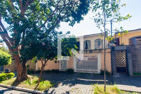 Casa à venda com 199m², 4 quartos e 4 vagas Casa à venda com 199m², 4 quartos e 4 vagasFachada