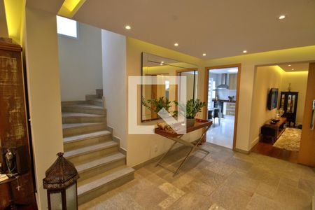 Hall da Sala de casa à venda com 4 quartos, 272m² em Jardim Leonor, São Paulo