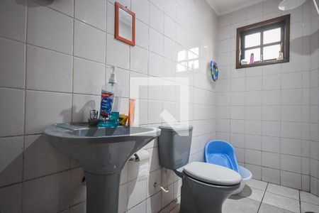 Casa para alugar com 180m², 3 quartos e 2 vagasBanheiro do corredor da cozinha