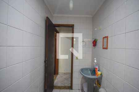 Casa para alugar com 180m², 3 quartos e 2 vagasBanheiro do corredor da cozinha