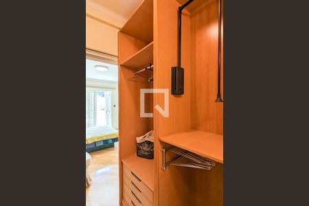 Casa à venda com 240m², 3 quartos e 3 vagasCloset da suíte