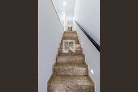 Escada de casa para alugar com 3 quartos, 140m² em Vila Marieta, São Paulo