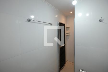 Banheiro de apartamento à venda com 1 quarto, 40m² em Humaitá, Porto Alegre