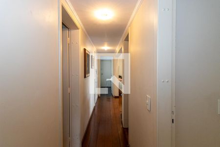 Corredor para os quartos de apartamento à venda com 3 quartos, 125m² em Moema, São Paulo