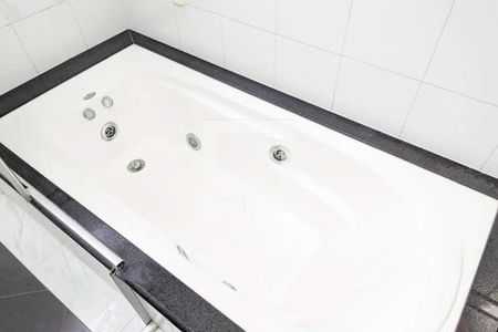 Casa à venda com 150m², 4 quartos e 2 vagas Casa à venda com 150m², 4 quartos e 2 vagasBanheiro da suíte