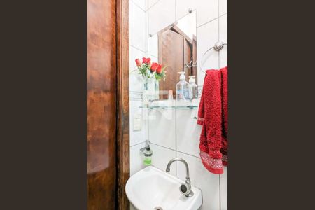 Casa à venda com 150m², 4 quartos e 2 vagas Casa à venda com 150m², 4 quartos e 2 vagasBanheiro social