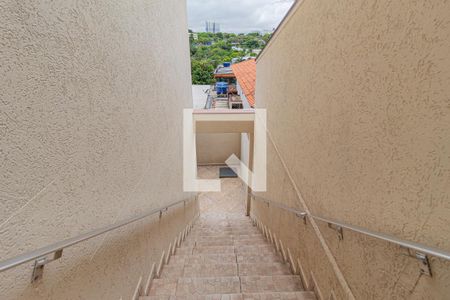 Casa à venda com 212m², 3 quartos e 6 vagasCorredor externo