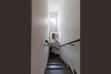 Casa à venda com 160m², 3 quartos e 2 vagasEscada