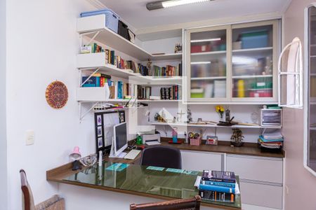 Casa à venda com 183m², 3 quartos e 4 vagas Casa à venda com 183m², 3 quartos e 4 vagasEscritório