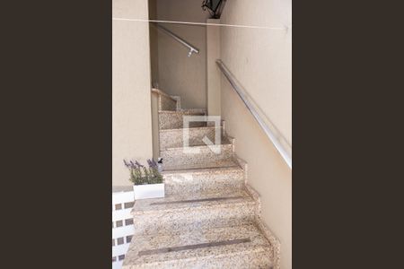 Casa à venda com 183m², 3 quartos e 4 vagas Casa à venda com 183m², 3 quartos e 4 vagasEscada do Escritório