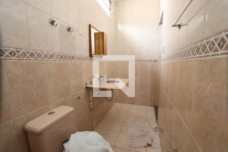 Casa para alugar com 250m², 4 quartos e 1 vaga Casa para alugar com 250m², 4 quartos e 1 vagaBanheiro da edicula