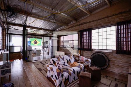Sala de TV  de casa à venda com 5 quartos, 271m² em Vila Liviero, São Paulo