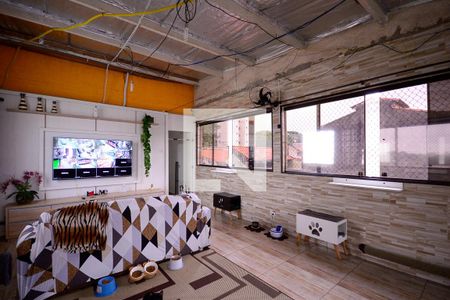 Sala de TV  de casa à venda com 5 quartos, 271m² em Vila Liviero, São Paulo
