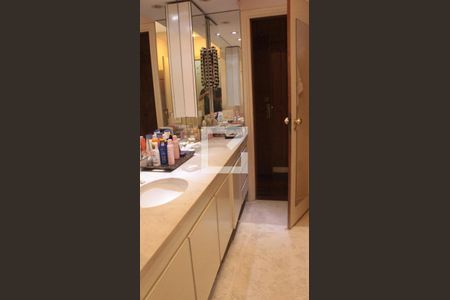 Casa para alugar com 560m², 6 quartos e 8 vagasBanheiro da Suíte 2