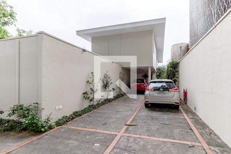 Casa à venda com 500m², 4 quartos e 7 vagas Casa à venda com 500m², 4 quartos e 7 vagasFachada