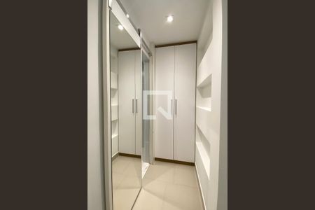 Closet da suíte 1 de apartamento para alugar com 2 quartos, 62m² em Bethaville I, Barueri