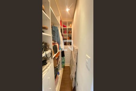 Apartamento à venda com 196m², 3 quartos e 3 vagasCloset Suíte 2