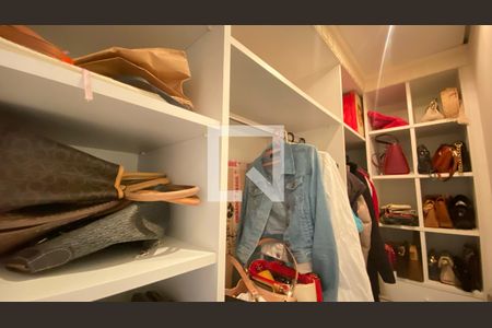 Apartamento à venda com 196m², 3 quartos e 3 vagasCloset Suíte 2