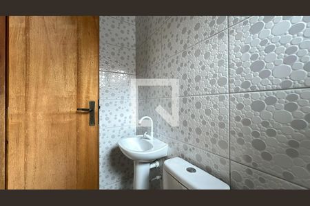 Casa para alugar com 40m², 2 quartos e 1 vaga Casa para alugar com 40m², 2 quartos e 1 vagaBanheiro