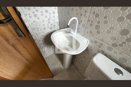 Casa para alugar com 40m², 2 quartos e 1 vaga Casa para alugar com 40m², 2 quartos e 1 vagaBanheiro