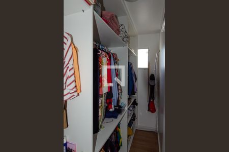 Casa de condomínio à venda com 230m², 3 quartos e 3 vagas Casa de condomínio à venda com 230m², 3 quartos e 3 vagasCloset da suíte