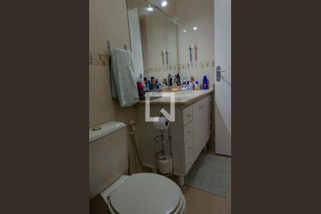 Casa de condomínio à venda com 230m², 3 quartos e 3 vagas Casa de condomínio à venda com 230m², 3 quartos e 3 vagasBanheiro da Suíte