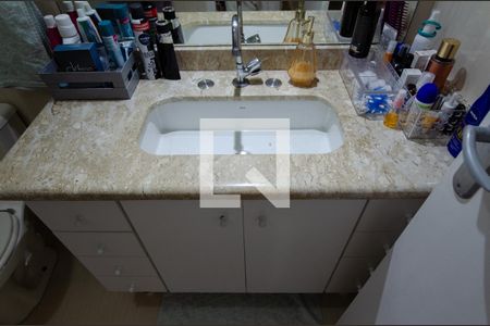 Casa de condomínio à venda com 230m², 3 quartos e 3 vagas Casa de condomínio à venda com 230m², 3 quartos e 3 vagasBanheiro da Suíte