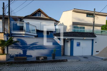 Casa de condomínio à venda com 230m², 3 quartos e 3 vagas Casa de condomínio à venda com 230m², 3 quartos e 3 vagasFachada