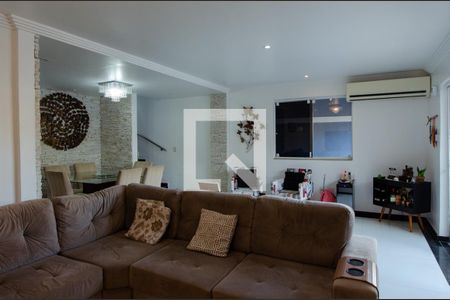 Casa de condomínio à venda com 230m², 3 quartos e 3 vagas Casa de condomínio à venda com 230m², 3 quartos e 3 vagasSala