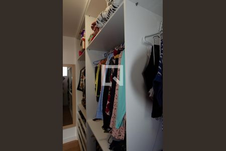 Casa de condomínio à venda com 230m², 3 quartos e 3 vagas Casa de condomínio à venda com 230m², 3 quartos e 3 vagasCloset da suíte