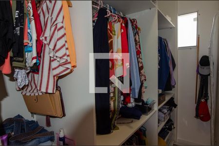 Casa de condomínio à venda com 230m², 3 quartos e 3 vagas Casa de condomínio à venda com 230m², 3 quartos e 3 vagasCloset da suíte