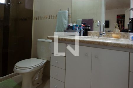 Casa de condomínio à venda com 230m², 3 quartos e 3 vagas Casa de condomínio à venda com 230m², 3 quartos e 3 vagasBanheiro da Suíte