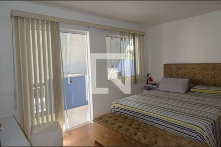 Casa de condomínio à venda com 230m², 3 quartos e 3 vagas Casa de condomínio à venda com 230m², 3 quartos e 3 vagasSuite