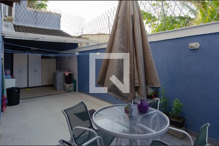 Casa de condomínio à venda com 230m², 3 quartos e 3 vagas Casa de condomínio à venda com 230m², 3 quartos e 3 vagasÁrea externa