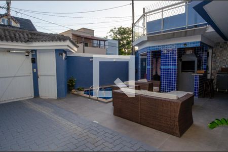 Casa de condomínio à venda com 230m², 3 quartos e 3 vagas Casa de condomínio à venda com 230m², 3 quartos e 3 vagasÁrea externa