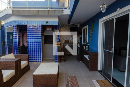 Casa de condomínio à venda com 230m², 3 quartos e 3 vagas Casa de condomínio à venda com 230m², 3 quartos e 3 vagasÁrea externa