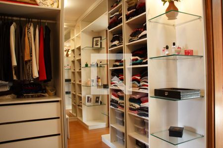 Casa de condomínio à venda com 334m², 4 quartos e 2 vagasCloset