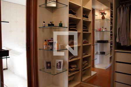 Casa de condomínio à venda com 334m², 4 quartos e 2 vagasCloset