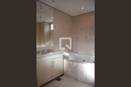 Casa de condomínio à venda com 334m², 4 quartos e 2 vagasBanheiro da Suíte