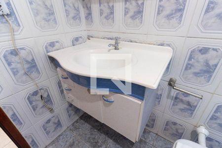 Banheiro de casa de condomínio para alugar com 2 quartos, 68m² em Parque Boturussu, São Paulo